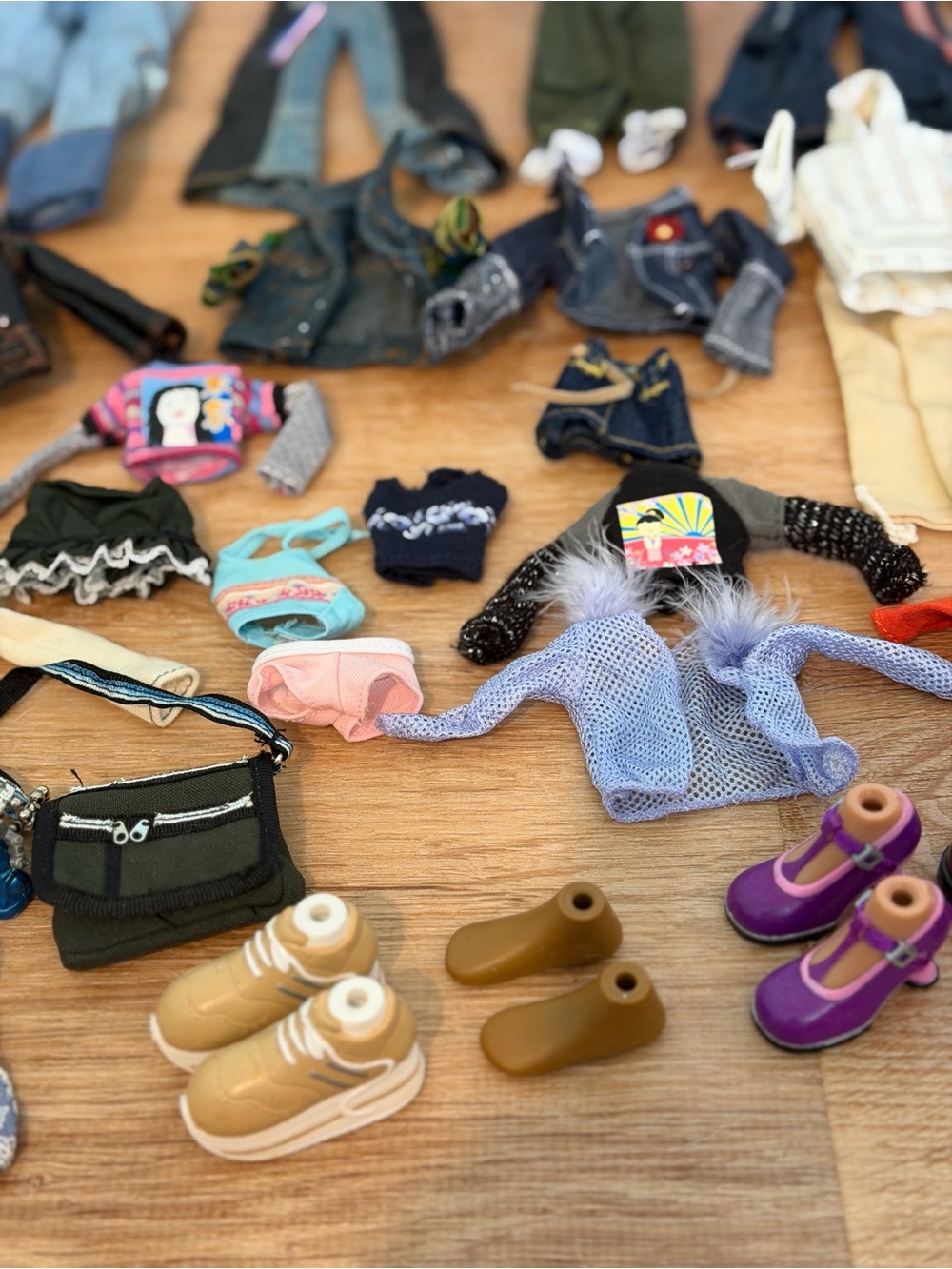 Vintage Bratz Doll Lot with Clothing & Accessories - Picture 6 of 8
